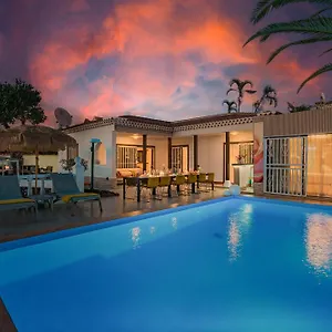 https://villa-4bed-private-pool-en-los-cristianos.in-canary-islands.com